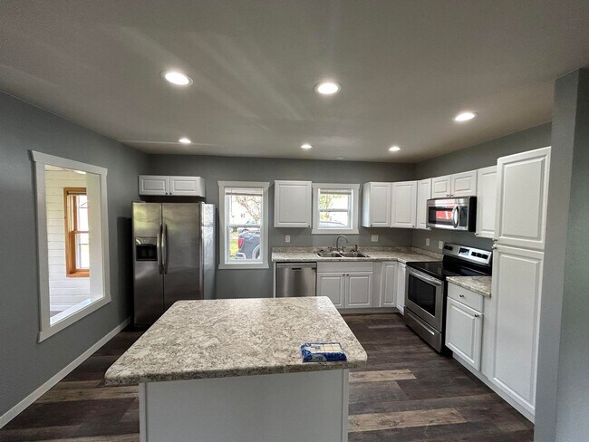 Building Photo - 3 Bedroom House