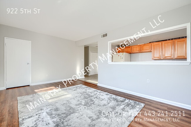 Building Photo - 922 5th St