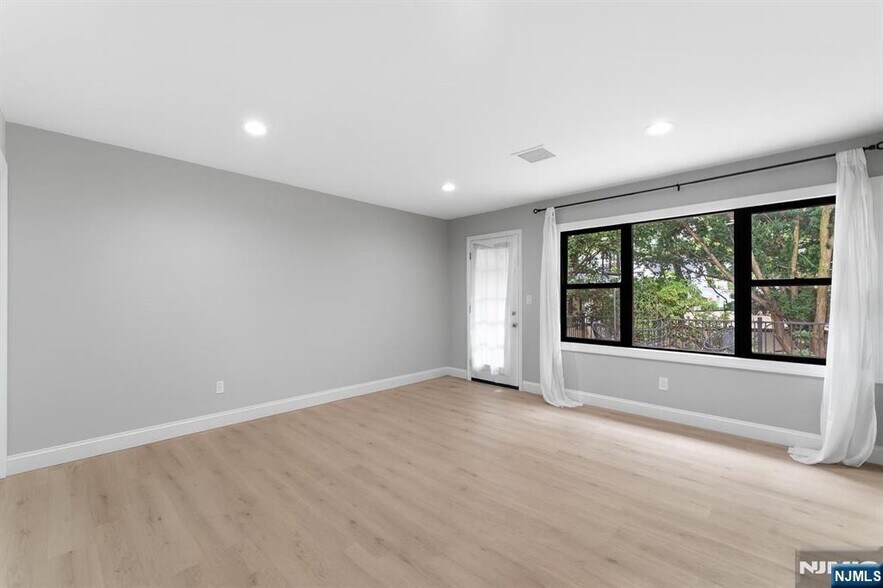 Building Photo - 15 Barnes Dr