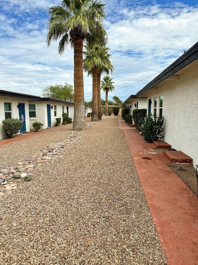 Building Photo - 1374 N Country Club Rd
