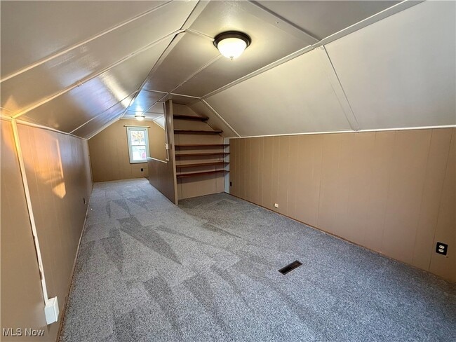 Building Photo - 912 E Archwood Ave