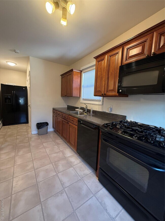 Building Photo - 283 Houston Ave