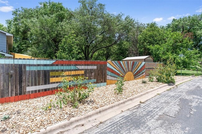 Building Photo - 3112 Val Dr