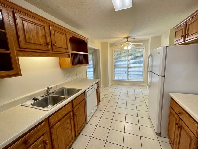 Building Photo - 4 Bedrooms in Eastern Oaks