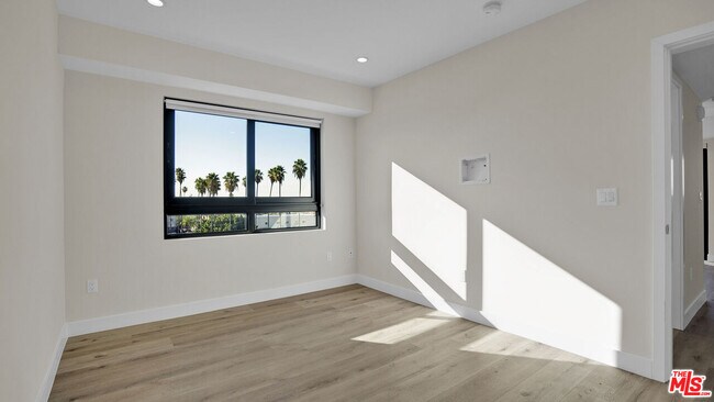 Building Photo - 846 S Mariposa Ave