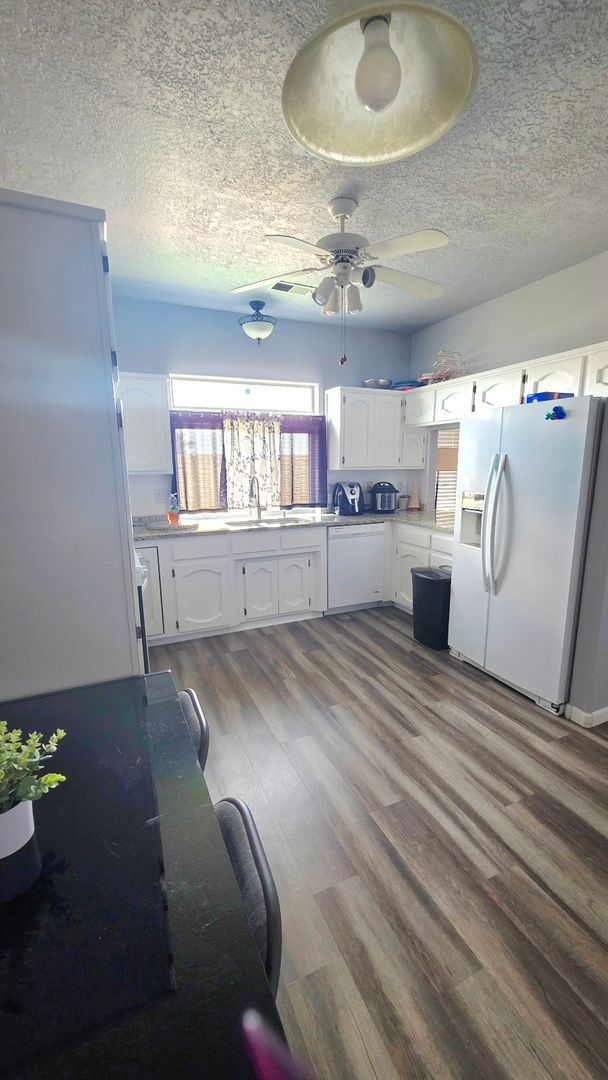 Building Photo - Spacious Northeast Heights Townhome for Rent!