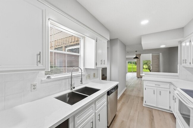 Building Photo - 8001 Rebawood Dr