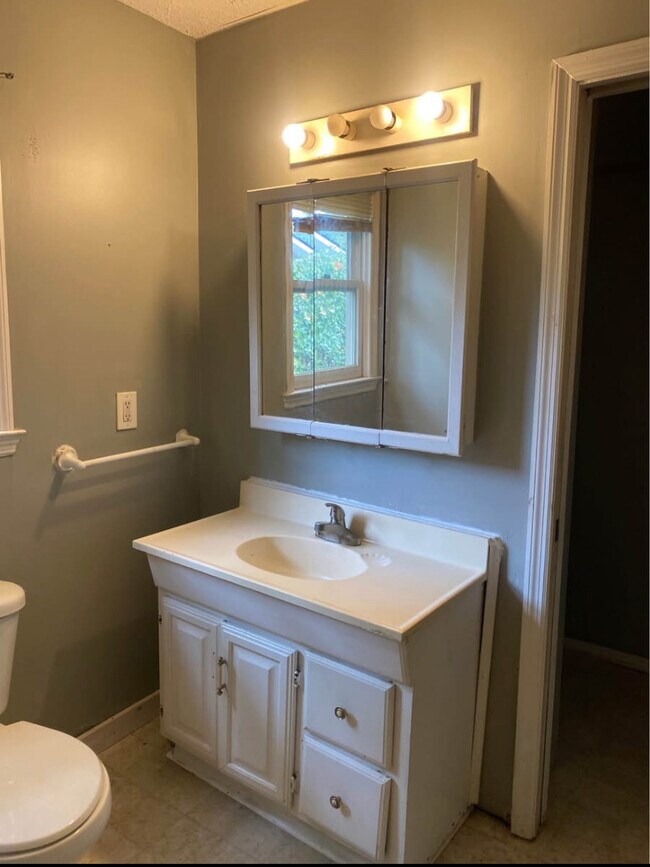 Building Photo - 307 Cude St