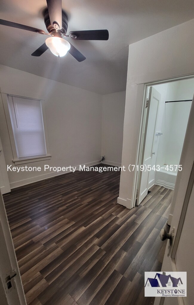 Building Photo - Pet Friendly! Small Dog Allowed! 1 Bedroom/1 Bathroom/1 Car Garage for Storage  $875/$875