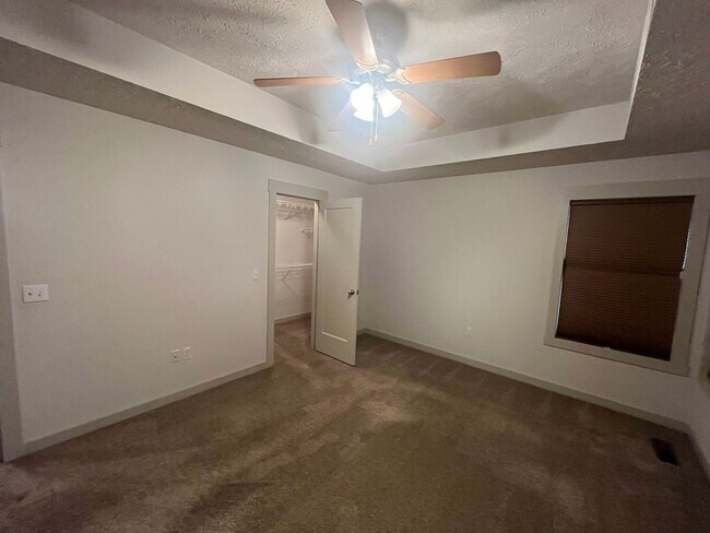 Building Photo - WOW! Look at this property ! You cant beat this price!