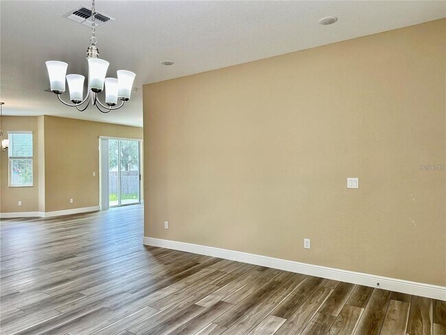 Building Photo - 13075 House Finch Rd