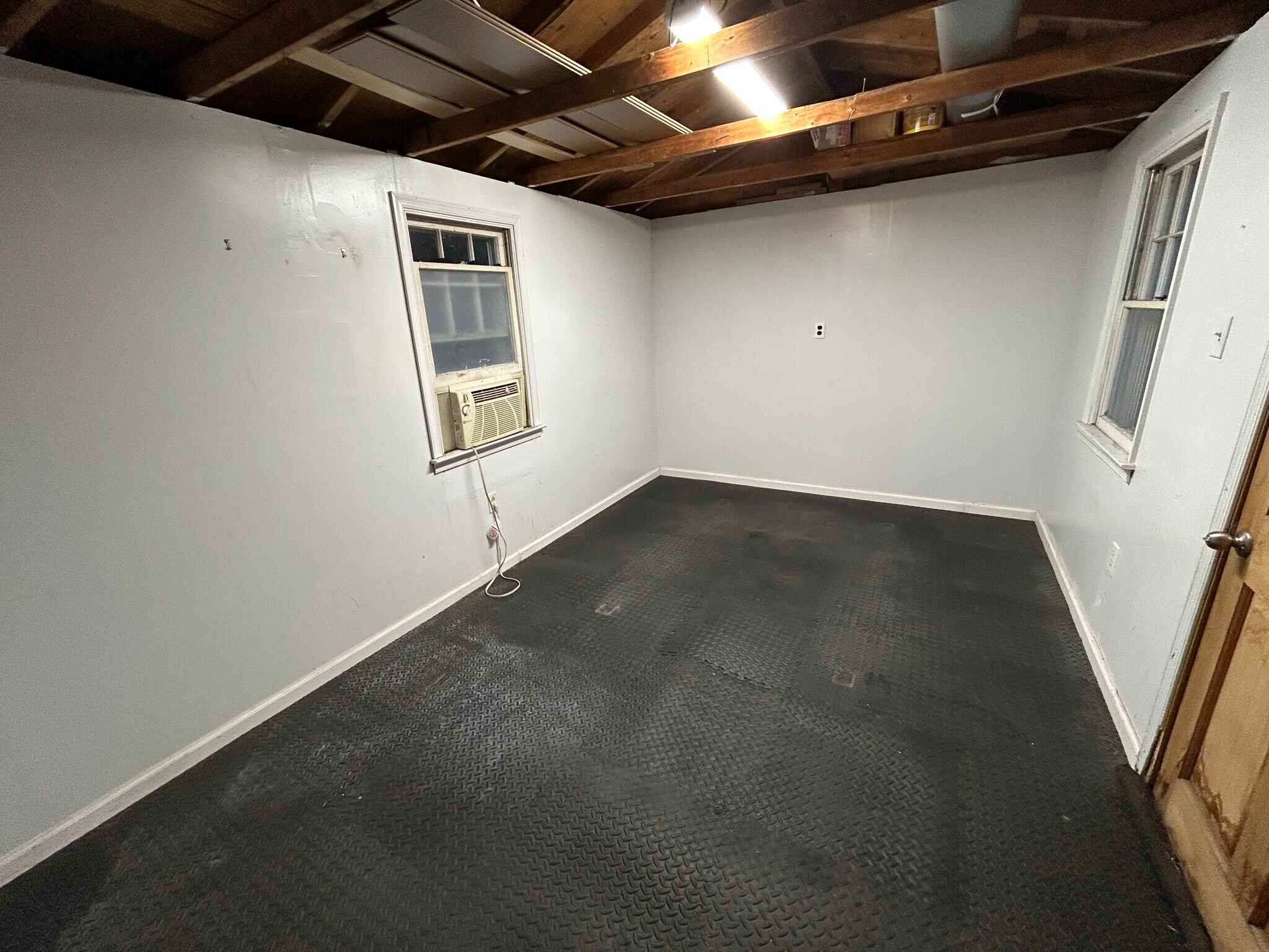 Building Photo - 15 E Pothouse Rd