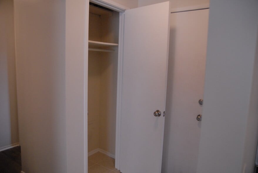 Building Photo - 2438 Glengyle Dr