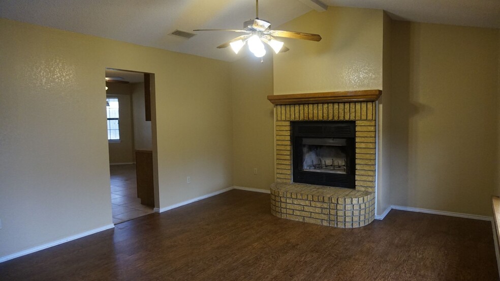 Building Photo - 2208 Woodlands Dr