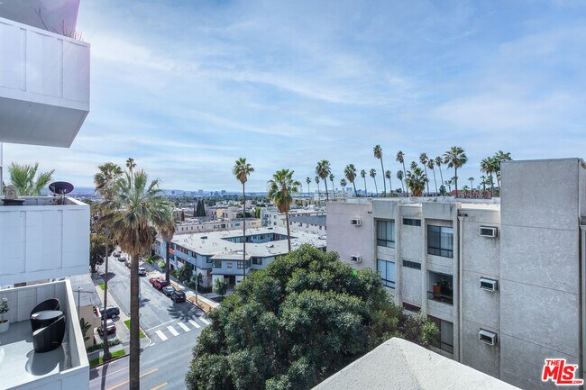 Building Photo - 7135 Hollywood Blvd