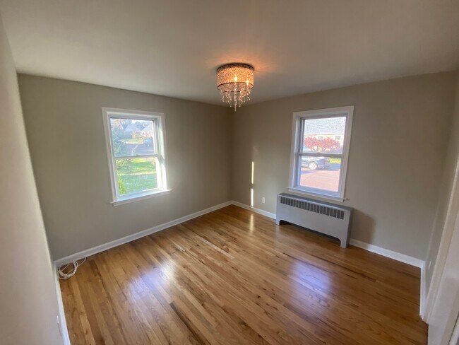 Building Photo - 30 E 7th St