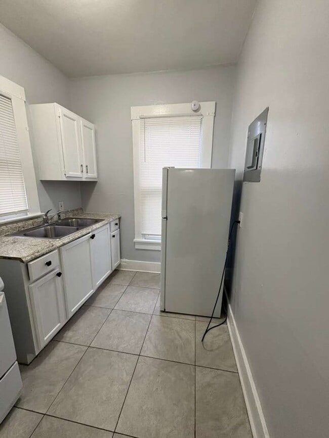 Building Photo - 140 E 5th St