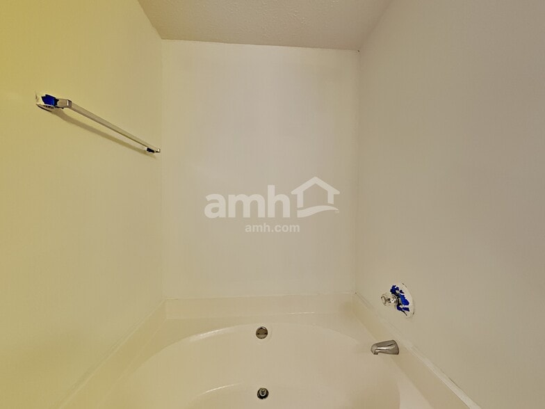 Building Photo - 6465 Chestnut Bend Dr