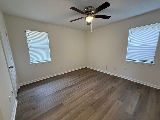 Building Photo - 160/162 W. Paces Dr