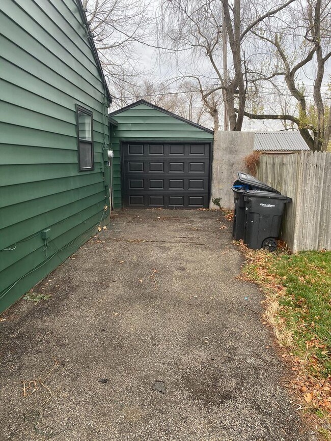 Building Photo - Beautiful single family, hardwood floors, fenced in back yard, 1 car garage.