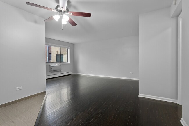 Building Photo - 6001 N Kenmore Ave