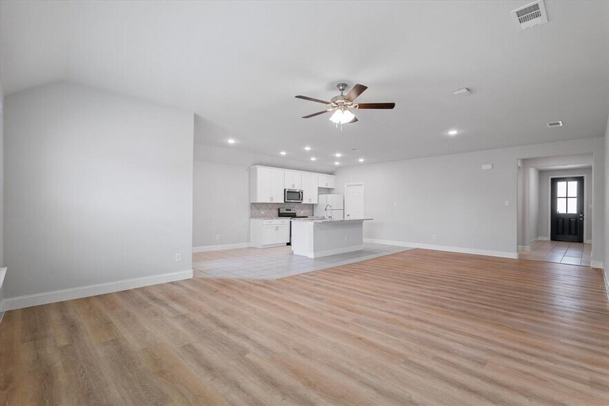Building Photo - 3006 Cliffview Dr