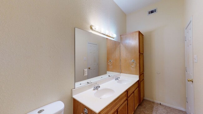 Building Photo - Memorial Day Special, 2 WEEKS FREE RENT!!!!