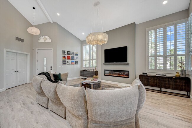 Building Photo - 4 Bedroom Contemporary Furnished-Renovated...