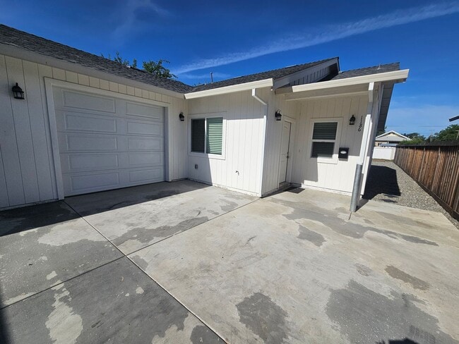 Building Photo - 3 Bedroom 2 Bathroom Duplex for Rent in Corning!