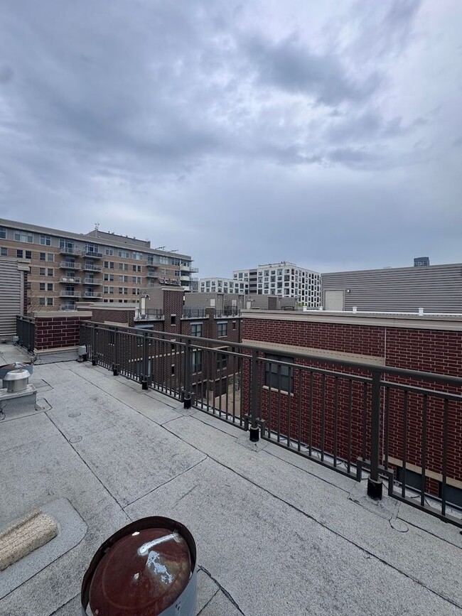 Building Photo - Luxurious 3-Bedroom, 3-Bath Townhouse Loca...
