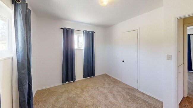 Building Photo - Charming 2 bedroom 1 bath on Large Lot!!