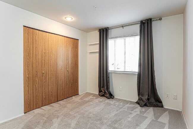 Building Photo - Top-Floor 3 Bed/2 Bath Condo with Silver Lake Views – Water/Sewer/Garbage Included! Available NOW...