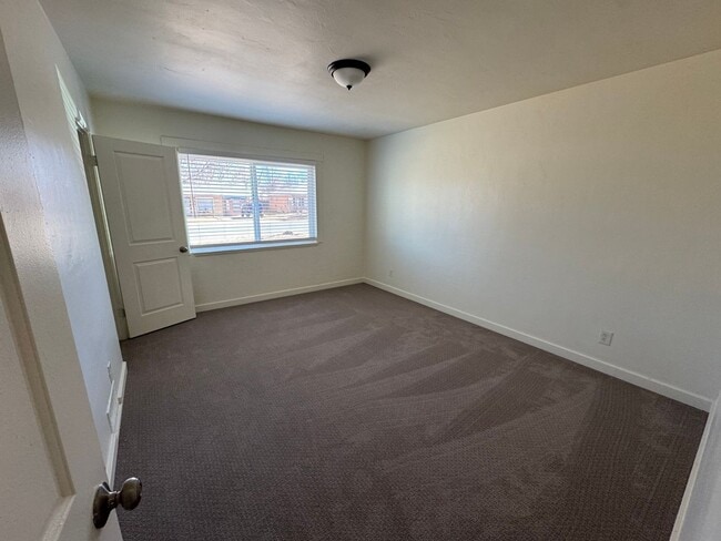 Building Photo - Spacious 4 bedroom 2 bath house with large backyard!