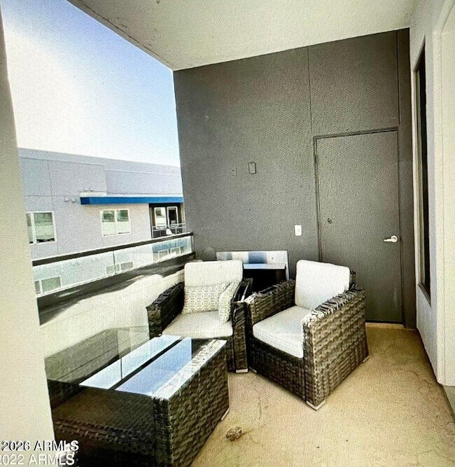 Building Photo - 945 E Playa Del Norte Dr