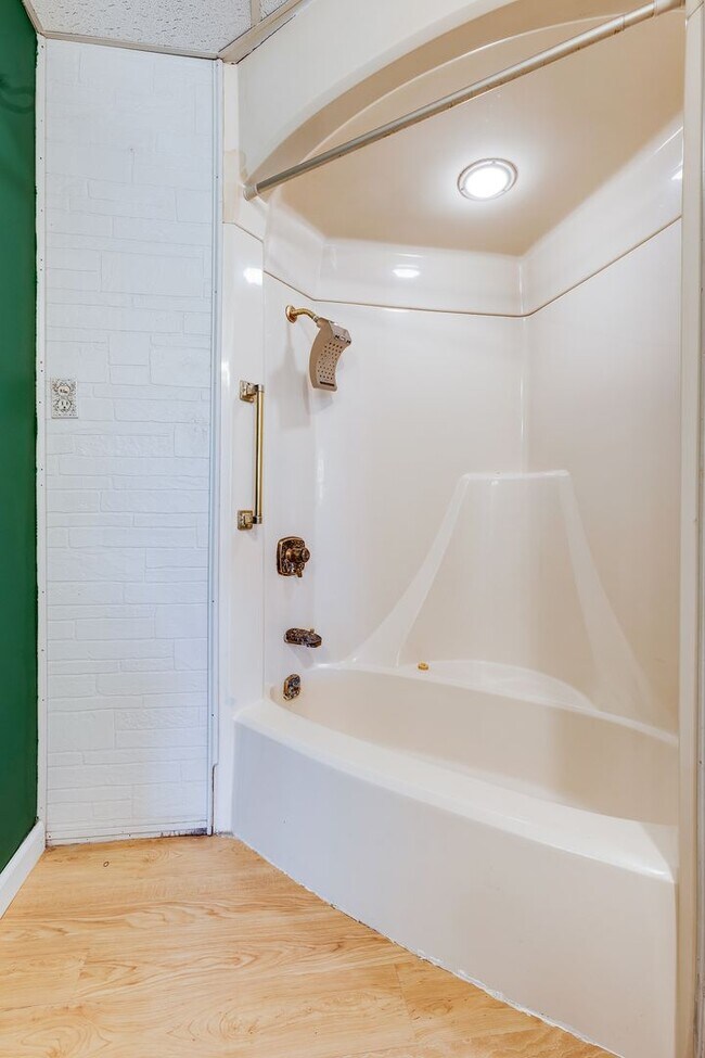 Building Photo - Available MAY 2026 - Beautiful, LARGE 4+ bedroom/2 bath GEM in South Side Slopes!