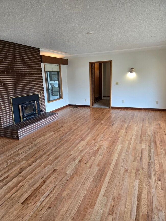 Building Photo - 1 level Mid Century Beauty! 3 Bd/ 3 ba