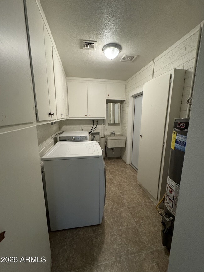 Building Photo - 5444 E Pinchot Ave