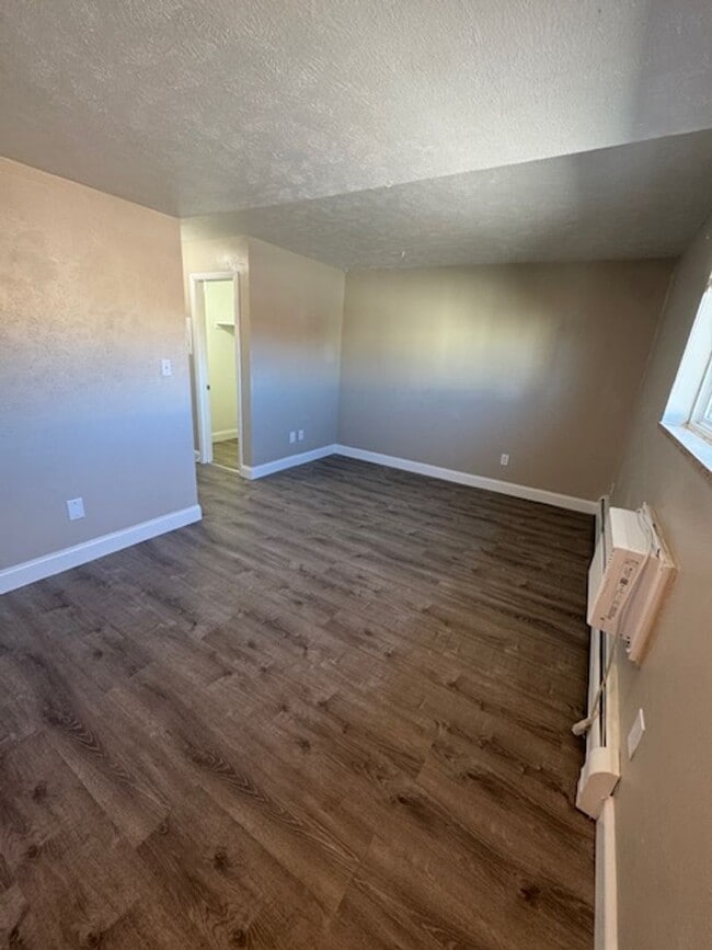 Building Photo - Cute Studio Apartment Available