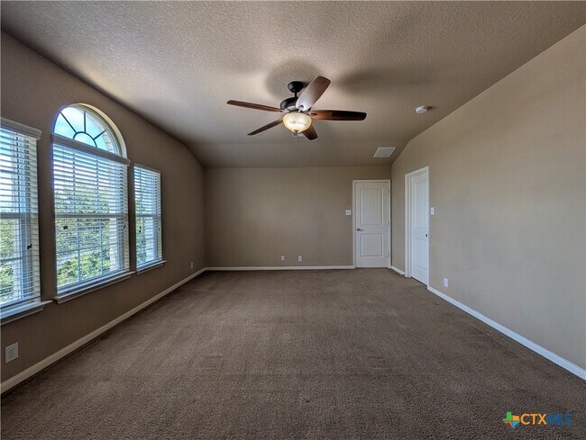 Building Photo - 212 Oak Creek Way