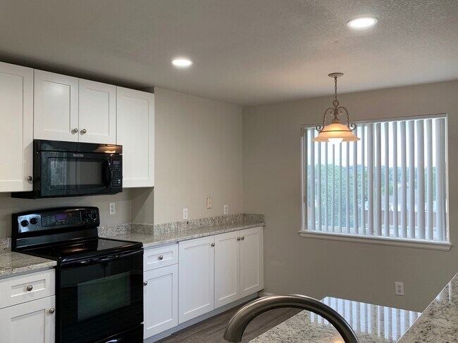 Building Photo - Renovated 4 BR/4BA Home with Large Backyar...