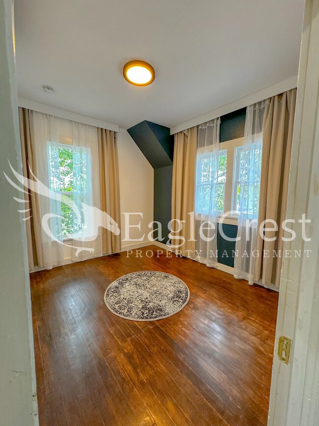 Building Photo - Downtown Walla Walla 4 Bedroom Farmhouse with Modern Comforts $200.00 OFF 2nd MONTHS RENT!!!