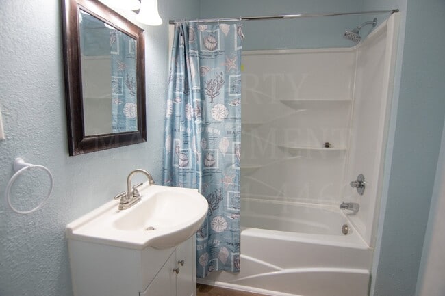 Building Photo - 3 bedroom, rental in west Coffeyville.