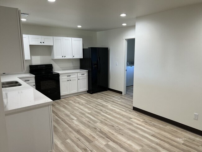 Building Photo - 172 Plex Cir