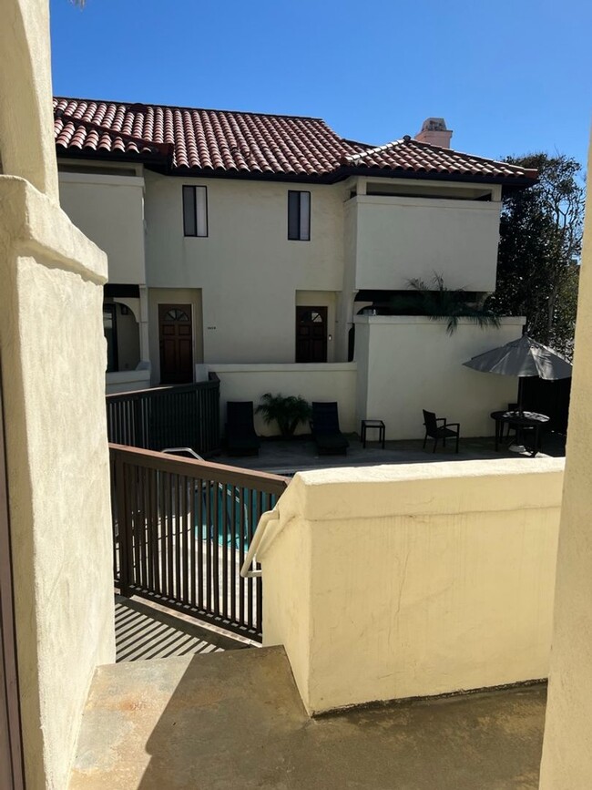 Building Photo - Meticulously maintained condo - 2 main bed...
