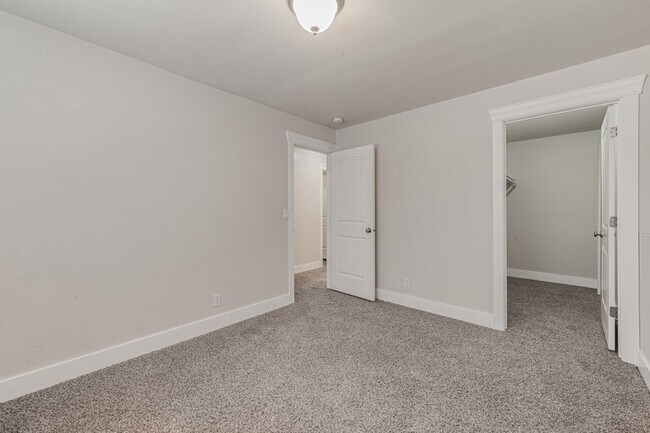Building Photo - 5 bed 3 bath split level near State Line