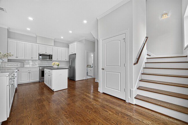 Building Photo - 1630 W 24th St
