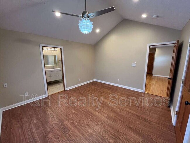 Building Photo - 2059 Ruckle St