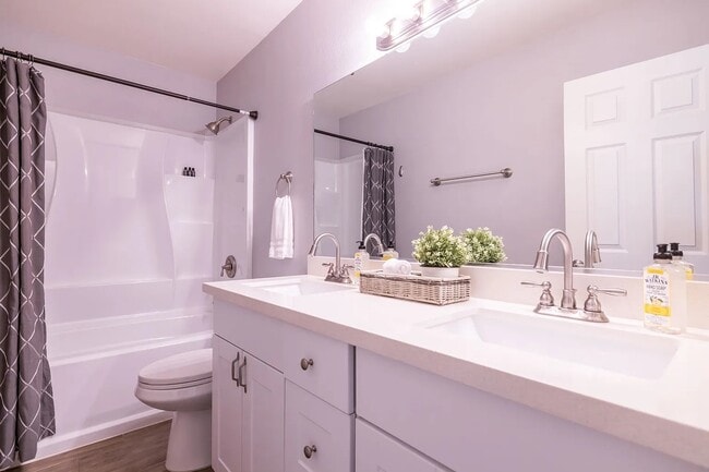 Building Photo - 709 W Vaughn St