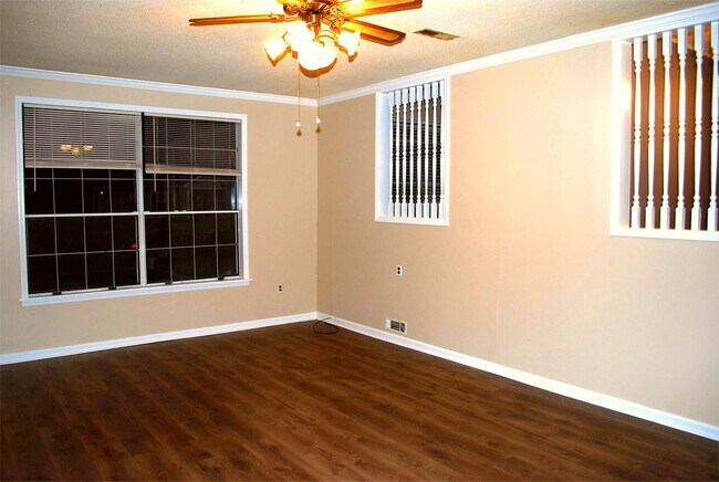 Building Photo - 3105 Pineview Dr SW