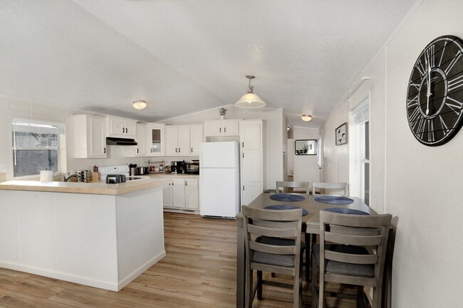 Building Photo - Modern Furnished 2 Bed/2 Bath Home • Laundry • Internet Included